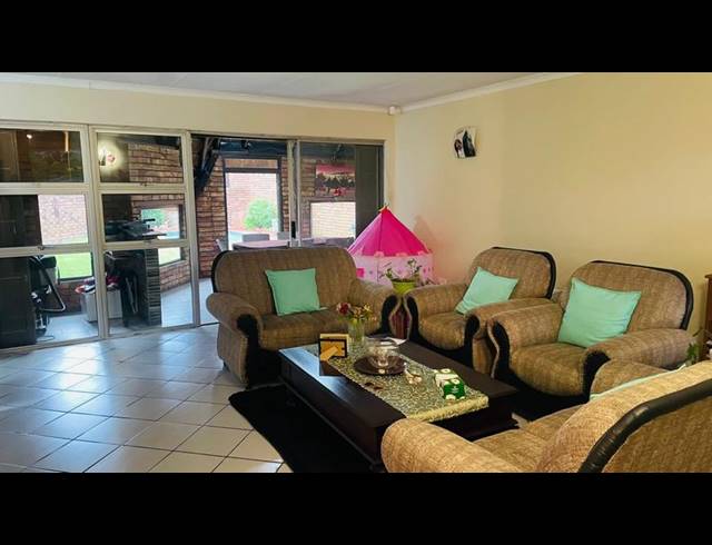 3 BEDROOM TOWNHOUSE FOR SALE IN VANDERBIJLPARK CE 3